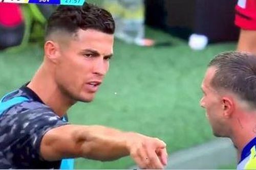 Ronaldo rời ghế dự bị để chỉ đạo đồng đội