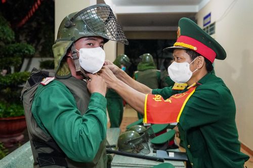 Quân đội, cảnh sát tuần tra giữa khuya ở TP.HCM