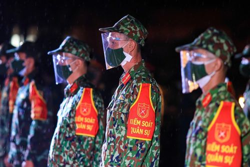 Lễ xuất quân dưới mưa của gần 1.000 cán bộ, chiến sĩ ở TP Thủ Đức