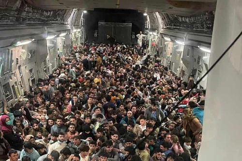 Chở hơn 800 hành khách rời Kabul, chiếc C-17 thành tâm điểm chú ý