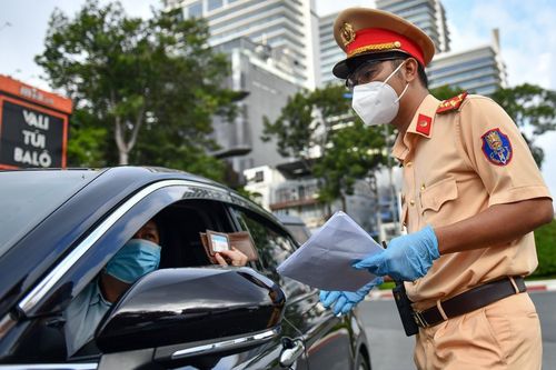 Nhiều người ở TP.HCM bị phạt vì ra đường sáng 23/8