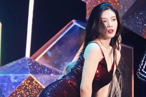 Nữ ca sĩ Joy có vóc dáng được khen hoàn hảo