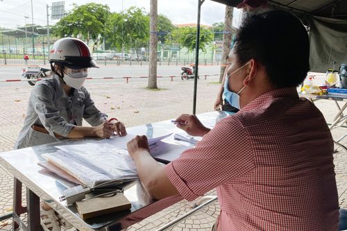 Đi siêu thị mua hoa, người phụ nữ bị phạt 2 triệu