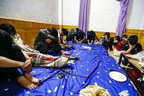 23 nam, nữ tụ tập trong một phòng nghỉ