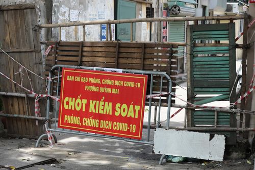 Phong tỏa một khu dân cư tại quận Hà Đông