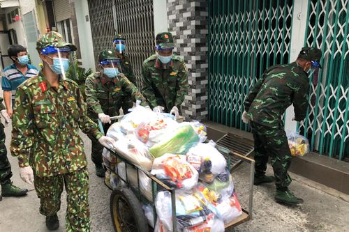 TP Hồ Chí Minh: Đi chợ giúp dân bằng nhiều gói 'combo' soạn sẵn