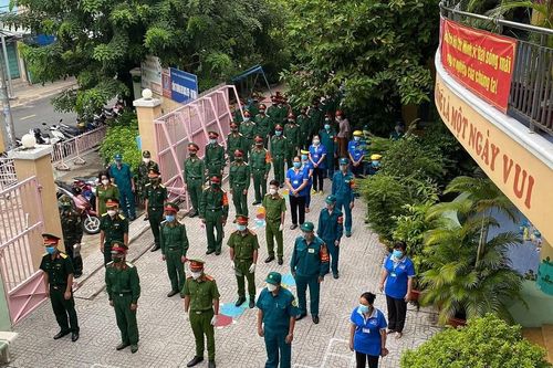 Quân đội trao quà cho hộ khó khăn, chính quyền đi chợ thay dân ở TP Hồ Chí Minh
