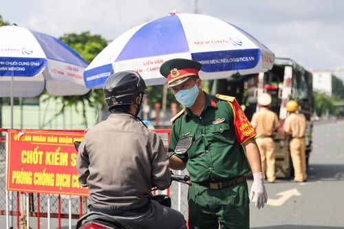 Chùm ảnh: Quân đội, công an làm nhiệm vụ trong ngày đầu TPHCM siết chặt giãn cách