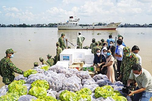 Chuyển 30 tấn nông sản từ Đồng Tháp tặng dân vùng dịch