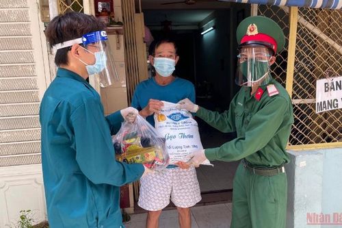 Hình ảnh bộ đội đi chợ giúp dân tại TP Hồ Chí Minh
