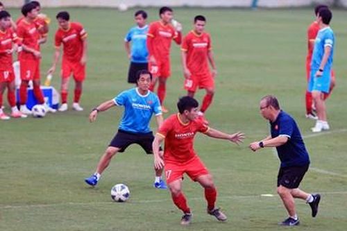 Đội tuyển Việt Nam tập chiến thuật, tìm giải pháp cho từng vị trí