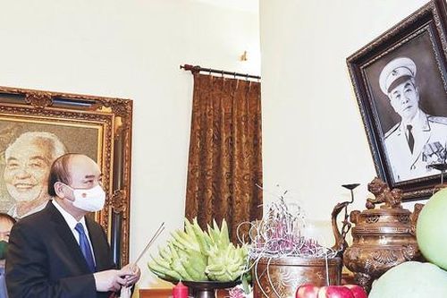 Chủ tịch nước Nguyễn Xuân Phúc dâng hương tưởng nhớ Đại tướng Võ Nguyên Giáp
