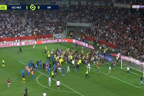 Sốc: Cổ động viên tràn xuống sân đánh nhau với cầu thủ tại Ligue 1