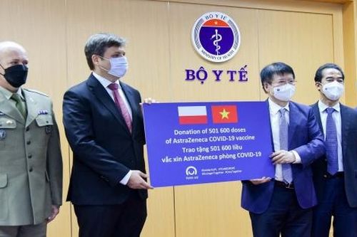 Việt Nam tiếp nhận 501.600 liều vaccine Astra Zeneca do Ba Lan tặng
