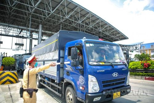 Xe 'luồng xanh' phải khai báo y tế thống nhất khi qua chốt kiểm dịch phía Nam