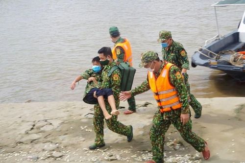 Hải Phòng: Cứu thành công 2 ngư dân bị chìm tàu khi đang khai thác thủy sản trên sông Văn Úc