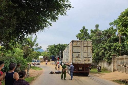 Hòa Bình: Tông vào xe đầu kéo trên quốc lộ 12B, 2 thanh niên tử vong