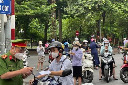 Người dân Hà Nội đứng tràn ra đường, lúng túng khai báo di biến động dân cư