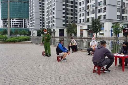 Đi dạo ở sân hay sảnh chung cư trong mùa dịch có bị phạt?