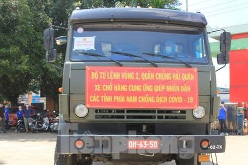 Quân đội huy động xe chuyên dụng mang hàng thiết yếu đến người dân Bình Dương