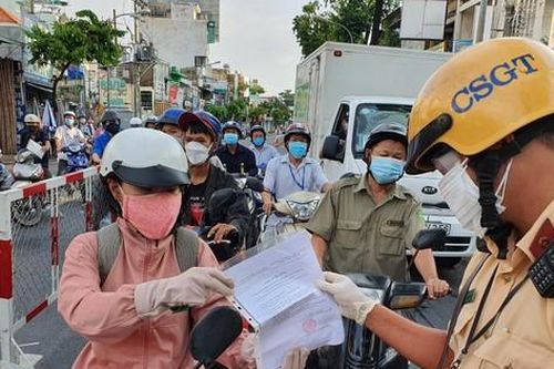 Siết chặt giấy đi đường, nhiều người năn nỉ, có người mắng 'các anh khó dễ'
