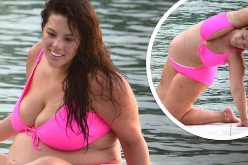 Mẫu ngoại cỡ Ashley Graham bụng bầu 'vượt mặt' vẫn tập yoga với bikini nóng 'bỏng mắt'