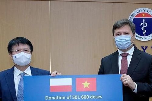 Đại sứ Ba Lan bàn giao Bộ Y tế hơn 500.000 liều vắc xin AstraZeneca