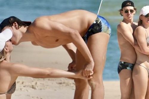 Nữ kình ngư Australia phá kỷ lục Olympic mặc bikini nóng bỏng, âu yếm bạn trai ở biển