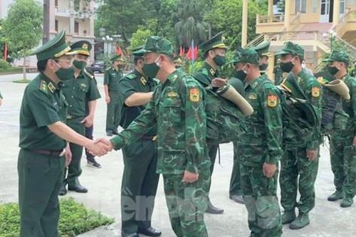 Bác sĩ quân hàm xanh vào Nam 'chia lửa' với tuyến đầu chống dịch