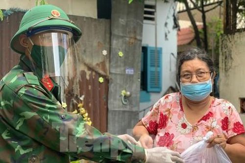 Bộ đội mang lương thực đến từng hộ dân TPHCM ngày giãn cách