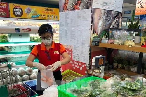 Siêu thị tại TPHCM tạm ngừng đón khách, nhân viên soạn sẵn hàng đi chợ hộ người dân