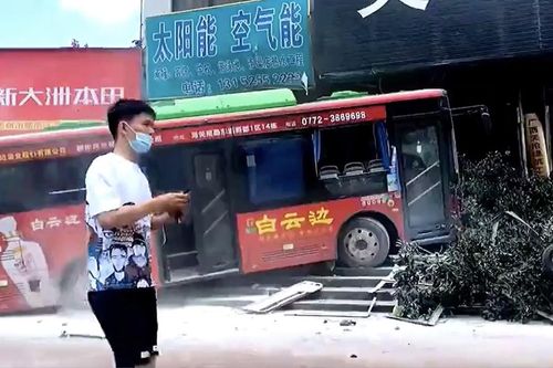 Xe buýt 'lừ lừ' cày nát dải phân cách rồi phi sang đường đối diện
