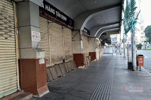Ngày đầu tiên 'siết chặt hơn', chợ và siêu thị vắng lặng không bóng khách