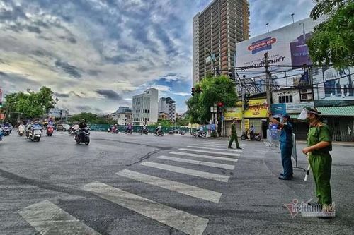 Hình ảnh đường phố Hà Nội ngày siết chặt 'ai ở đâu ở yên đó'