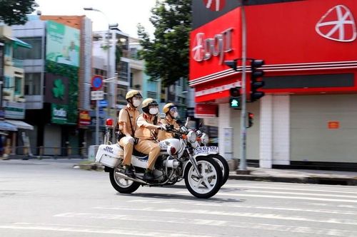Hệ thống thương mại TP.HCM ngày đầu thực hiện 'ai ở đâu ở yên đó'
