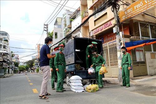 Ngày đầu lực lượng quân đội tham gia các hoạt động giúp dân tại TP Hồ Chí Minh