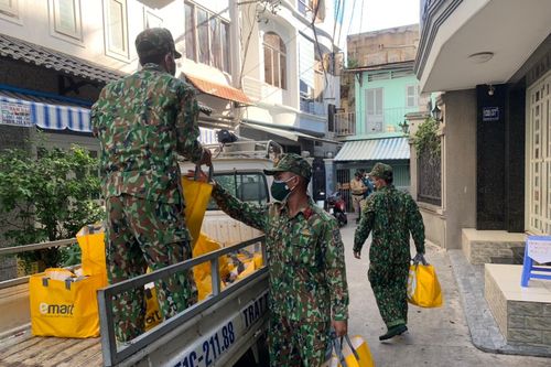 Lực lượng quân đội trao quà, thực phẩm thiết yếu cho người dân TP Hồ Chí Minh