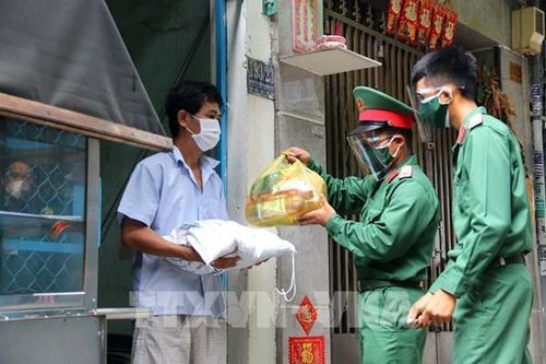Hình ảnh ngày đầu quân đội tham gia các hoạt động giúp dân tại TP Hồ Chí Minh