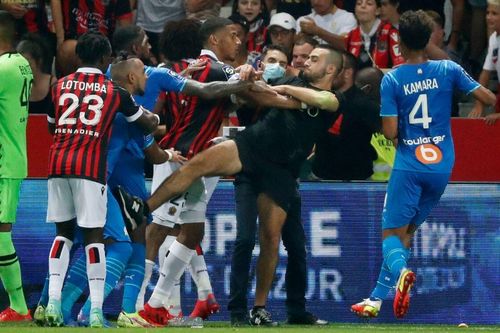 Bạo loạn tại Ligue 1: Cổ động viên tràn xuống sân đánh nhau với cầu thủ