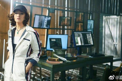 'Chị đại' Củng Lợi tái xuất thần thái ngời ngời trên bìa tạp chí số Kim Cửu