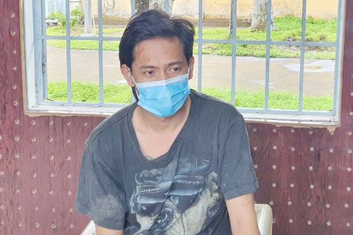 Trèo rào vào khu vực đang phong tỏa thăm bạn gái, nam thanh niên tấn công công an khi bị truy đuổi