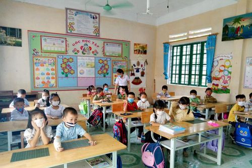 Học sinh lớp 1 của 5 huyện, thị xã tựu trường chuẩn bị bước vào năm học 2021-2022