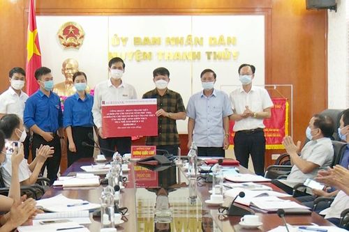 Agribank chi nhánh huyện Thanh Thủy ủng hộ gần 40 triệu đồng cho học sinh mua thẻ BHYT