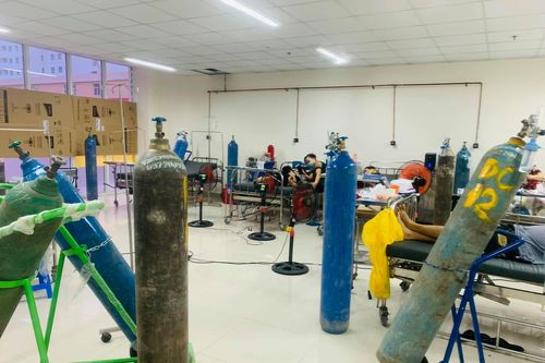 Nhật ký từ bệnh viện dã chiến: Hôm nay, Đại lễ Vu lan, cạo râu cho F0 ở phòng cấp cứu