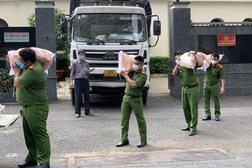 Cô Dậu - chủ cơ sở Như Lan tặng 100 tấn gạo và hàng ngàn suất ăn