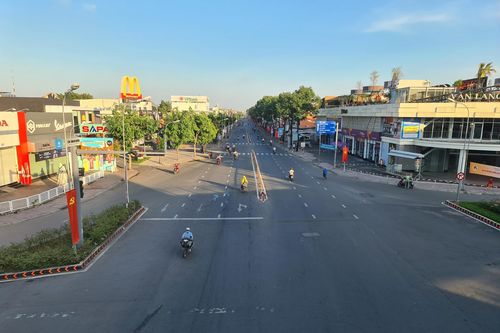 Ngày đầu siết chặt giãn cách, phương tiện ra đường ở TP.HCM giảm 85%