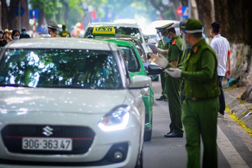Ngày đầu Hà Nội siết chặt 'ai ở đâu ở yên đó': Nơi vắng vẻ, chỗ còn ùn ứ
