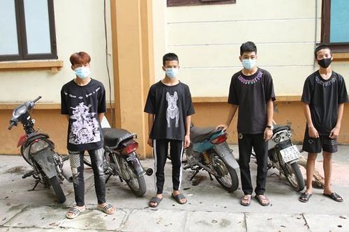 Triệu tập nhóm thanh thiếu niên cầm chổi 'trêu' cán bộ chốt kiểm dịch ở Yên Bái