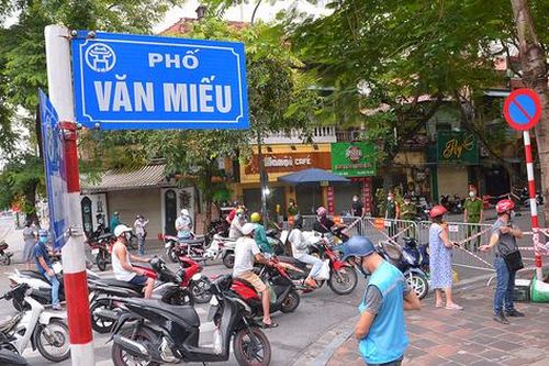 Hà Nội: Đội áo xanh tình nguyện hỗ trợ vận chuyển thực phẩm trong khu vực cách ly