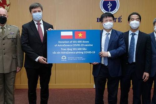 Đại sứ Ba Lan bàn giao cho Bộ Y tế hơn 500.000 liều vaccine COVID-19 AstraZeneca